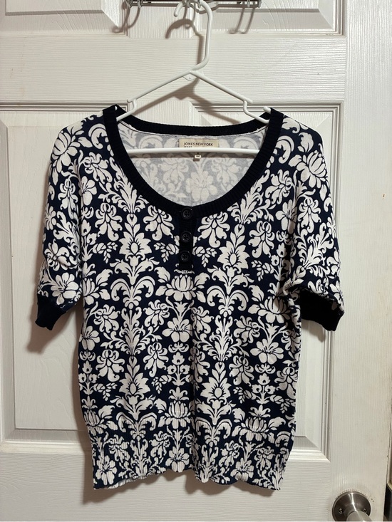 Jones New York Tops - Jones New York Navy and White Floral Damask Short Sleeve Top